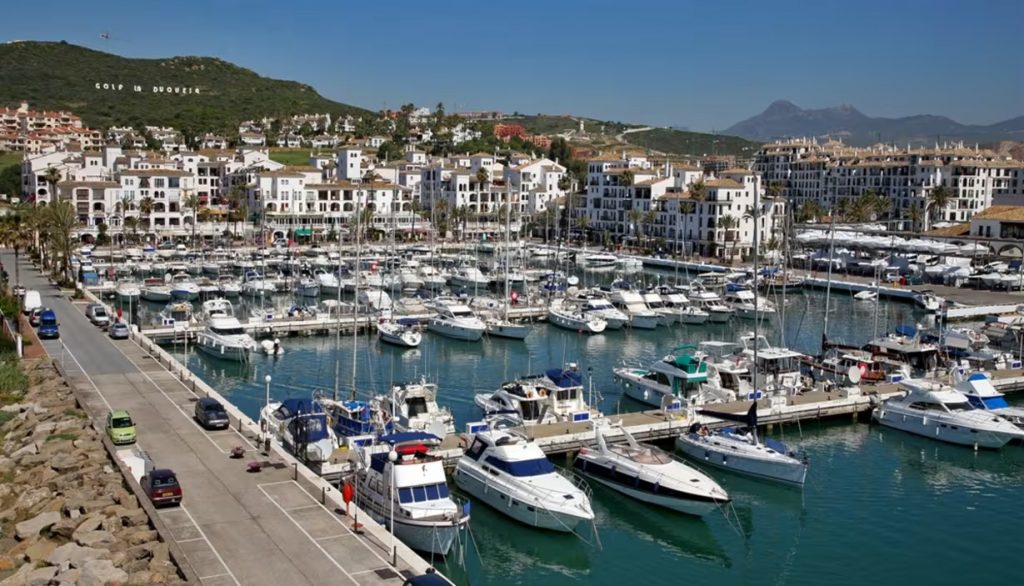 Located in the town of, Manilva, close to the city of Estepona, the La Duquesa Marina harmonizes its nautical activities of water sports with golfing – course La Duquesa Golf & Country Club