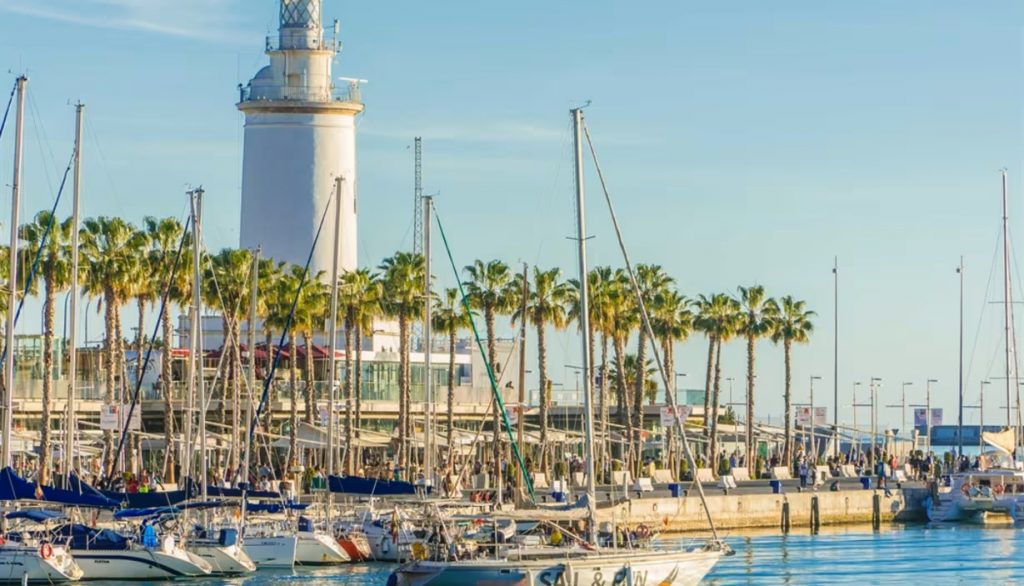 Enjoy a sailboat ride, paddle surf and our eat & fun on-board menus.